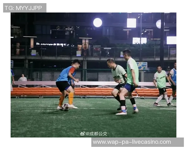 在绿茵场上挥洒汗水的瞬间踢足球的快乐与激情尽显无遗 在绿茵场上挥洒汗水的瞬间踢足球的快乐与激情尽显无遗